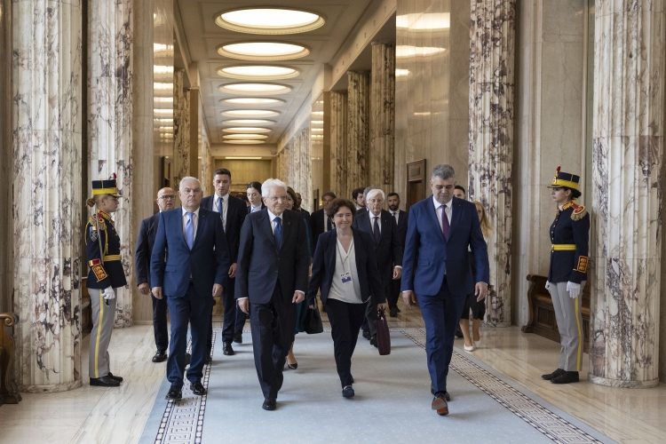 Il Presidente della Repubblica Sergio Mattarella a Palazzo Palazzo Victoria  con il Primo Ministro, Marcel Ciolacu
