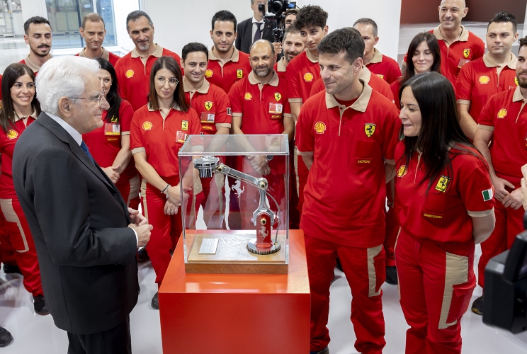 Il Presidente Sergio Mattarella nel corso della visita al nuovo e-building della Ferrari