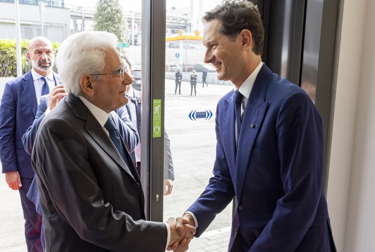 Il Presidente Sergio Mattarella accolto da John Elkann, Presidente esecutivo di Ferrari S.p.A, in occasione della visita al nuovo e-building della Ferrari