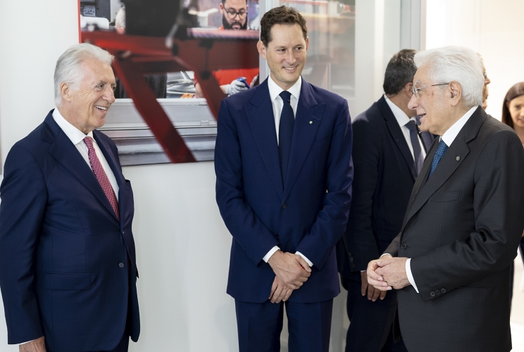 Il Presidente Sergio Mattarella con John Elkann, Presidente esecutivo di Ferrari S.p.A, e  Piero Ferrari, Vice Presidente di Ferrari S.p.A in occasione della visita al nuovo e-building della Ferrari
