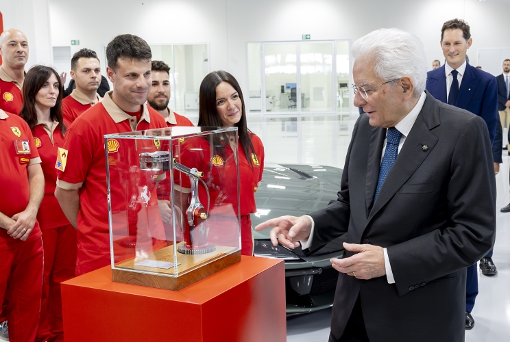 Il Presidente Sergio Mattarella osserva il dono ricevuto in occasione della visita al nuovo e-building della Ferrari