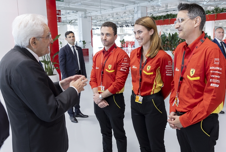 Il Presidente Sergio Mattarella saluta il team di tecnici che ha vinto l'ultima 24 Ore di Le Mans