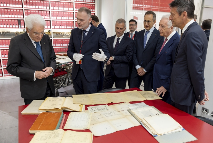 Il Presidente Sergio Mattarella osserva l'archivio dei contratti storici della Ferrari