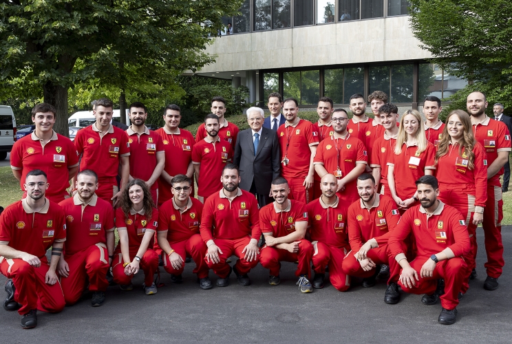 Il Presidente Sergio Mattarella con i ragazzi neo assunti nello stabilimento Ferrari