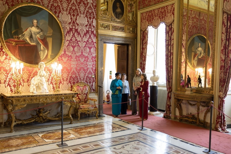 La Sig.ra Laura Mattarella con la Sig.ra Jane Ittogi Shanmugaratnam, in occasione della visita ufficiale
