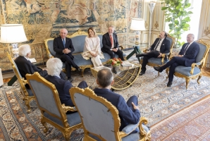 Il Presidente Sergio Mattarella nel corso dell'incontro con Pasquale Stanzione, Garante per la protezione dei dati personali, il S.G. Fabio Mattei e tre membri del collegio