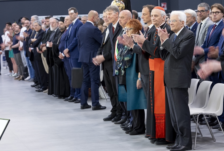 Il Presidente della Repubblica Sergio Mattarella  con S.E.R. Card. Matteo Maria Zuppi e il Presidente della Regione Autonoma Friuli-Venezia Giulia Massimiliano Fedriga alla cerimonia di apertura della Settimana Sociale dei Cattolici in Italia