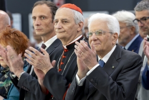 Il Presidente della Repubblica Sergio Mattarella  con S.E.R. Card. Matteo Maria Zuppi e il Presidente della Regione Autonoma Friuli-Venezia Giulia Massimiliano Fedriga alla cerimonia di apertura della Settimana Sociale dei Cattolici in Italia