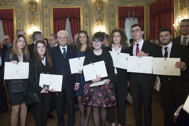Il Presidente Sergio Mattarella con i nuovi Alfieri del Lavoro