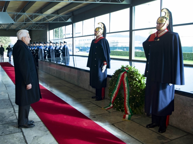 Il Presidente della Repubblica Sergio Mattarella depone una corona al Sacrario dei Caduti di Kindu