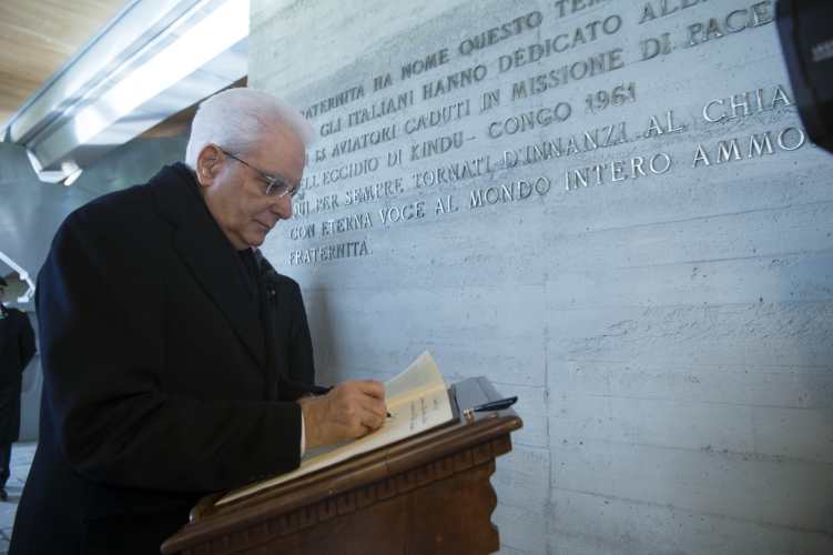 Il Presidente della Repubblica Sergio Mattarella firma il Libro d'Onore al Sacrario dei Caduti di Kindu