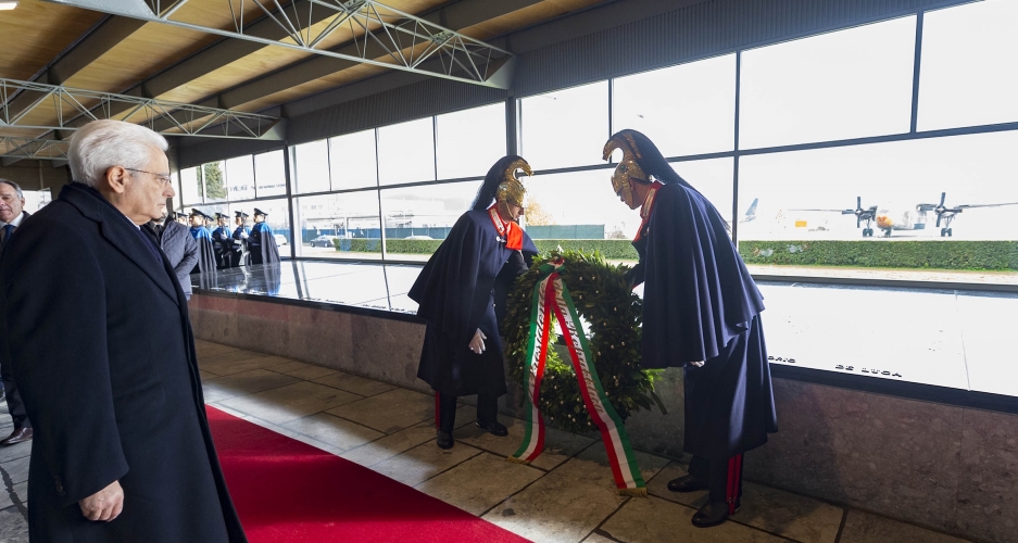 Il Presidente Sergio Mattarella depone una corona al Sacrario dei Caduti di Kindu