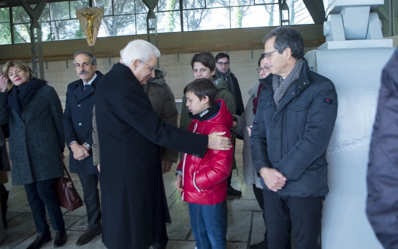 Il Presidente Sergio Mattarella si intrattiene con i familiari dei Caduti di Kindu