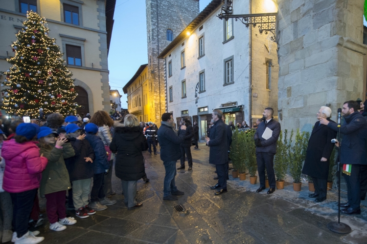 Il Presidente Sergio Mattarella assiste all'accensione dell'albero di Natale in piazza Duomo