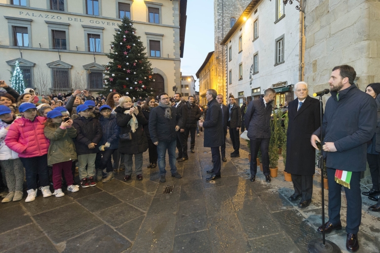 Il Presidente Sergio Mattarella assiste all'accensione dell'albero di Natale in piazza Duomo