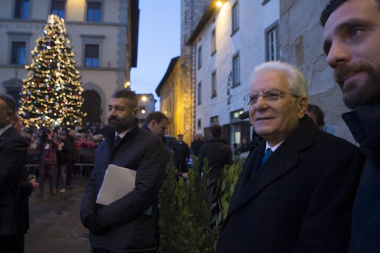 Il Presidente Sergio Mattarella assiste all'accensione dell'albero di Natale in piazza Duomo