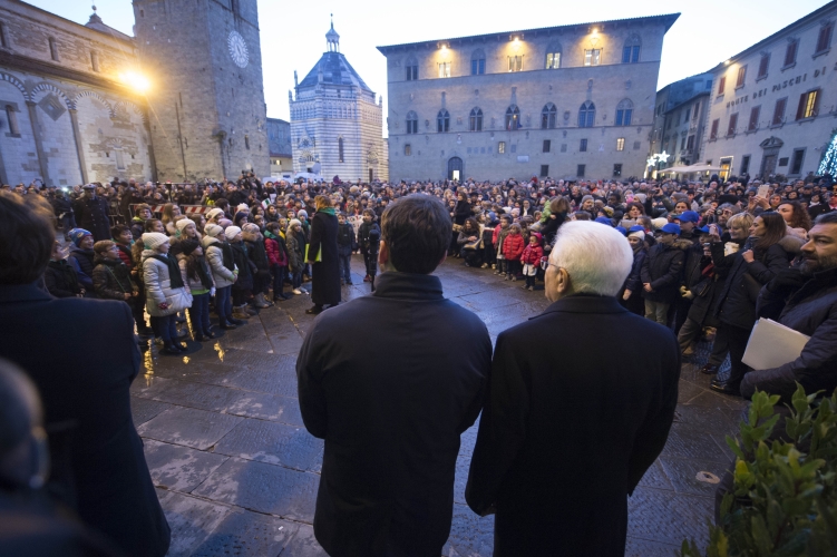 Il Presidente Sergio Mattarella assiste all'accensione dell'albero di Natale in piazza Duomo