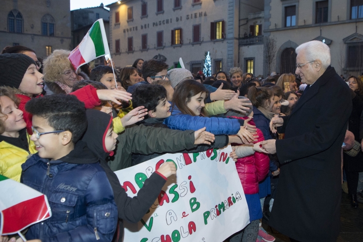 Il Presidente Sergio Mattarella saluta i bambini in piazza Duomo