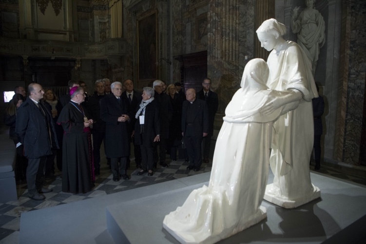Il Presidente Sergio Mattarella osserva la Visitazione di Luca della Robbia nella chiesa di San Leone