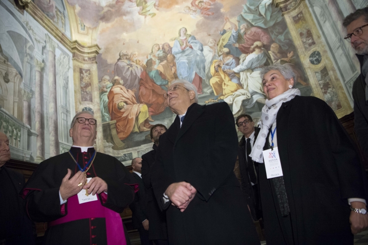 Il Presidente Sergio Mattarella nel corso della visita alla chiesa di San Leone