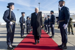 Il Presidente Sergio Mattarella al suo arrivo all'Aeroporto militare di Lisbona