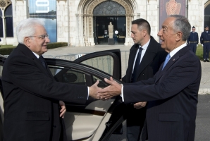 Il Presidente Sergio Mattarella accolto a Praça do Império dal  Presidente della Repubblica Portoghese