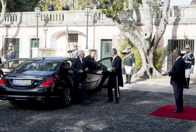 Il Presidente Sergio Mattarella accolto al Palácio de Belém dal Presidente della Repubblica 
