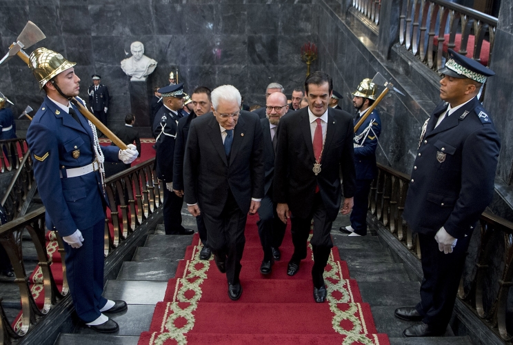 Il Presidente Sergio Mattarella accolto dal Sindaco di Porto Rui Moreira in occasione della consegna della Chiavi della Città
