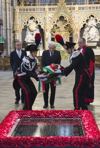 Il Presidente Sergio Mattarella depone una corona alla Tomba del Milite Ignoto 