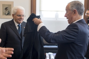 Mattarella riceve dal Presidente della Repubblica Portoghese Marcelo Rebelo de Sousa la toga 