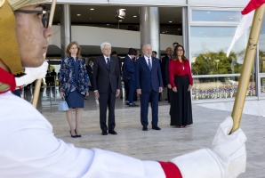 Il Presidente della Repubblica Sergio Mattarella  accolto dal Presidente della Repubblica Federativa del Brasile Luiz Inácio Lula da Silva, al suo arrivo al Palazzo del Planalto.