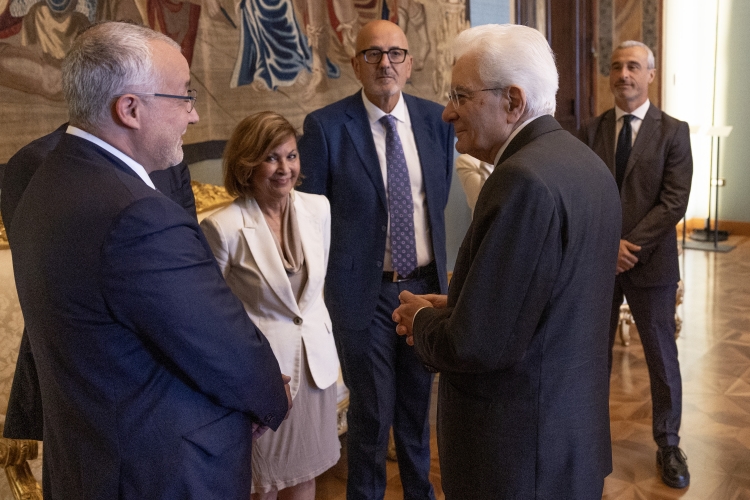Il Presidente Sergio Mattarella in occasione dell'incontro con i vertici dell’Associazione Stampa Parlamentare per la consegna del “Ventaglio”