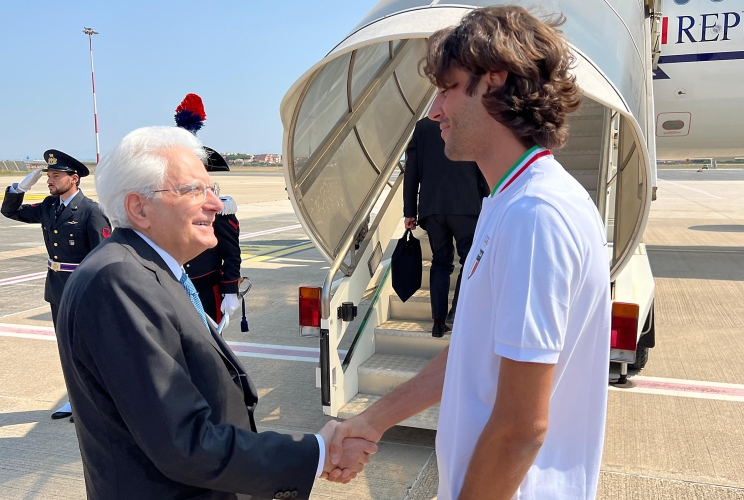 Il Presidente della Repubblica Sergio Mattarella  in partenza per Parigi saluta Gianmarco Tamberi
