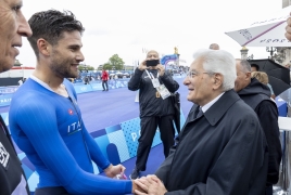 Il Presidente della Repubblica Sergio Mattarella con Filippo Ganna vincitore della medaglia d'argento