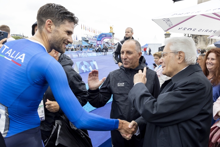 Il Presidente della Repubblica Sergio Mattarella con Filippo Ganna vincitore della medaglia d'argento