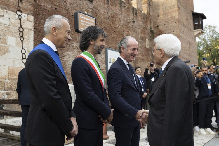 Il Presidente della Repubblica Sergio Mattarella al Museo di Castelvecchio, con Luca Zaia, Presidente della Regione Veneto, con  Damiano Tommasi, Sindaco di Verona e con Flavio Massimo Pasini, Presidente della Provincia di Verona, in occasione della cerimonia di apertura della XXII riunione dei Presidenti delle Camere Basse dei Paesi membri del G7
