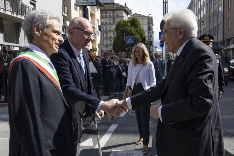 Il Presidente della Repubblica Sergio Mattarella al Teatro Splendor di Aosta accolto da Renzo Testolin, Presidente della Regione autonoma della Valle d’Aosta
