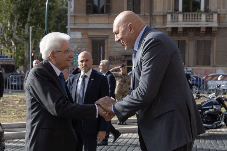 Il Presidente della Repubblica Sergio Mattarella saluta Guido Crosetto, Ministro della difesa-Rappresentante di Governo in occasione dell’81° anniversario della Difesa di Roma 
