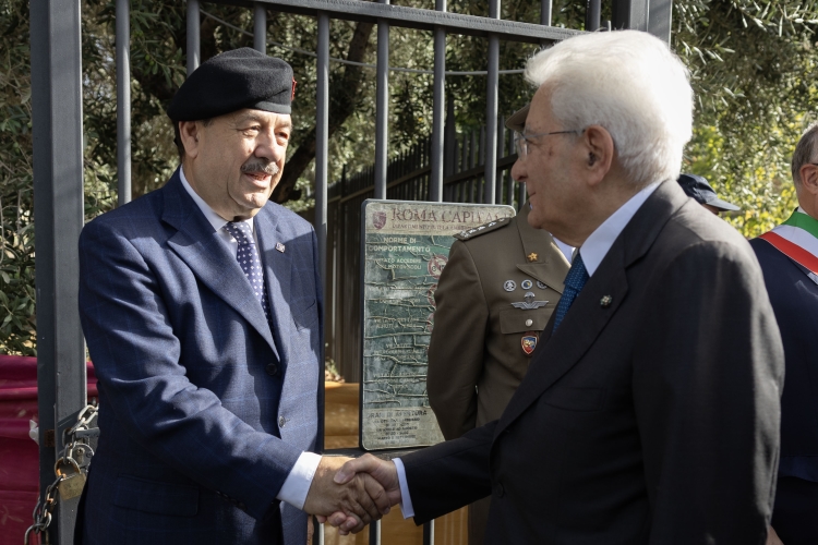 Il Presidente della Repubblica Sergio Mattarella saluta Enrico Pino, Presidente dell’Associazione nazionale Combattenti della Guerra di liberazione Inquadrati nei reparti regolari delle Forze armate in occasione dell’81° anniversario della Difesa di Roma 
