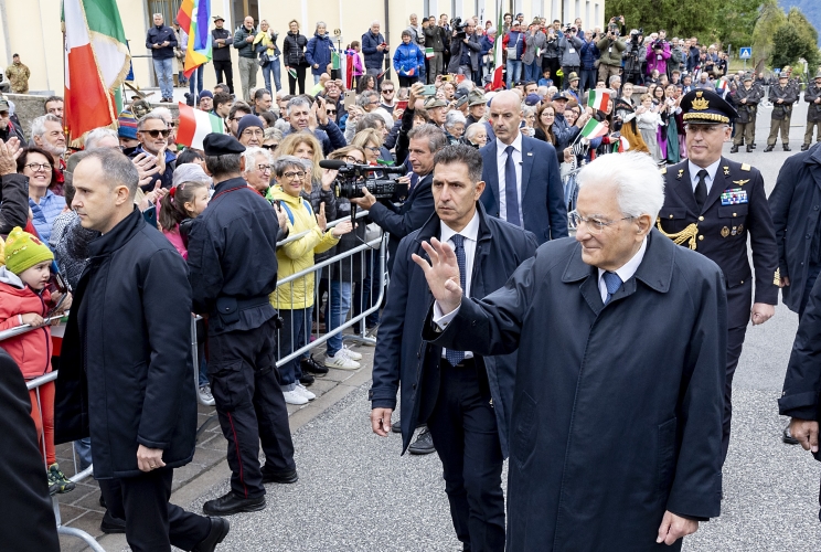 Il Presidente della Repubblica Sergio Mattarella  ad Ampezzo in occasione della deposizione di una corona di alloro sul Monumento ai Caduti