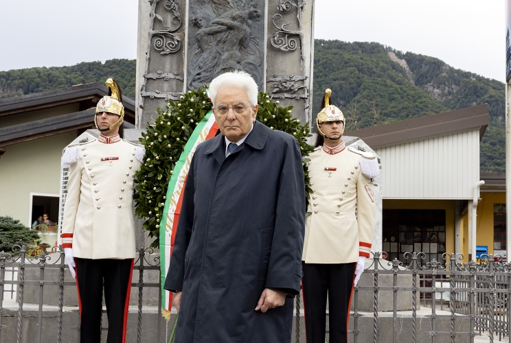 Il Presidente della Repubblica Sergio Mattarella  in occasione della deposizione di una corona di alloro sul Monumento ai Caduti