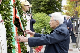 Il Presidente della Repubblica Sergio Mattarella  in occasione della deposizione di una corona di alloro sul Monumento ai Caduti
