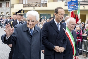 Il Presidente della Repubblica Sergio Mattarella con Massimiliano Fedriga, Presidente della Regione Friuli Venezia Giulia e Michele Benedetti, Sindaco di Ampezzo in occasione della deposizione di una corona di alloro sul Monumento ai Caduti