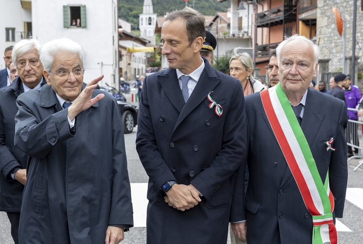 Il Presidente della Repubblica Sergio Mattarella con Massimiliano Fedriga, Presidente della Regione Friuli Venezia Giulia e Michele Benedetti, Sindaco di Ampezzo in occasione della deposizione di una corona di alloro sul Monumento ai Caduti