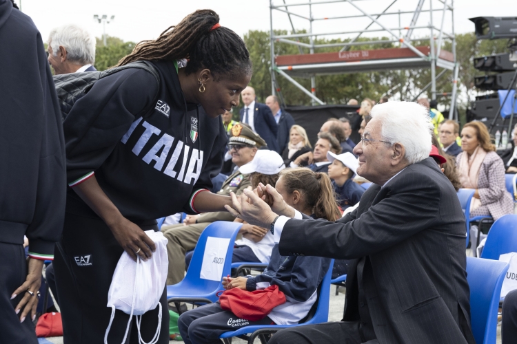 Il Presidente della Repubblica, Sergio Mattarella, saluta Myriam Sylla, medaglia d'oro alle Olimpiadi di Parigi 2024, in occasione della cerimonia di inaugurazione dell’anno scolastico 2024/2025.