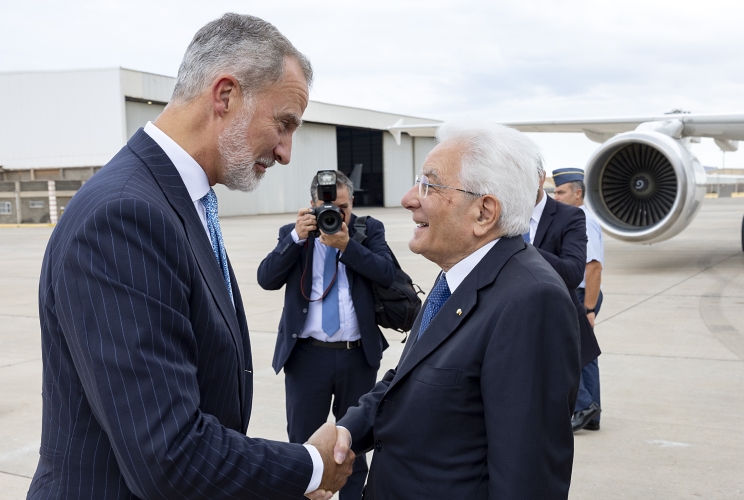 Il Presidente della Repubblica Sergio Mattarella accolto da S.M. il Re di Spagna Felipe VI, al suo arrivo alla base aerea di Gando, in occasione della partecipazione al XVII simposio Cotec Europa