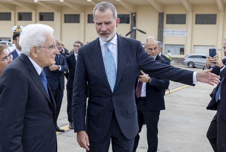 Il Presidente della Repubblica Sergio Mattarella accolto da S.M. il Re di Spagna Felipe VI, al suo arrivo alla base aerea di Gando, in occasione della partecipazione al XVII simposio Cotec Europa