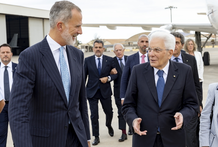 Il Presidente della Repubblica Sergio Mattarella accolto da S.M. il Re di Spagna Felipe VI, al suo arrivo alla base aerea di Gando, in occasione della partecipazione al XVII simposio Cotec 