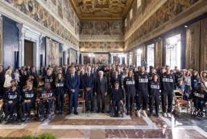 Il Presidente Sergio Mattarella al termine della cerimonia di restituzione della Bandiera da parte degli atleti italiani di ritorno dai Giochi Olimpici e Paralimpici di Parigi 2024