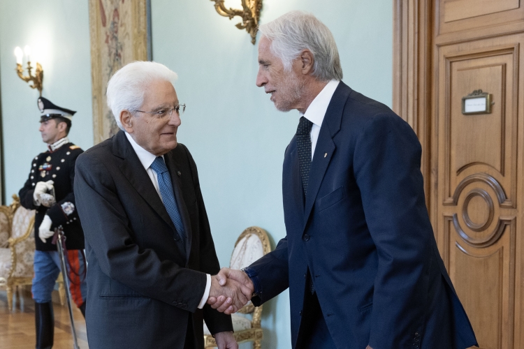 Il Presidente della Repubblica Sergio Mattarella saluta Giovanni Malagò, Presidente del Comitato Olimpico Nazionale Italiano, in occasione della cerimonia di restituzione della Bandiera da parte degli atleti italiani di ritorno dai Giochi Olimpici e Paralimpici di Parigi 2024